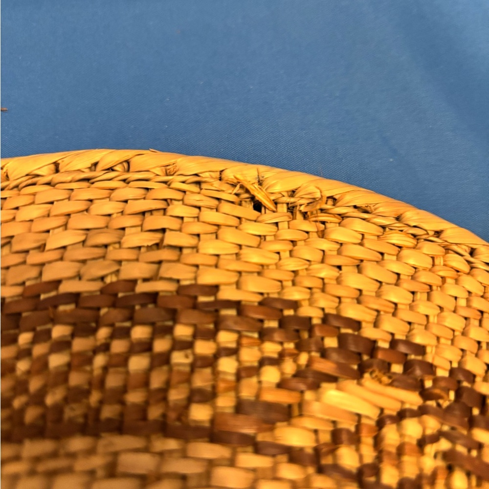 Vintage handwoven Tonga basket with braided edges. Made with natural materials - Picture 3 of 8